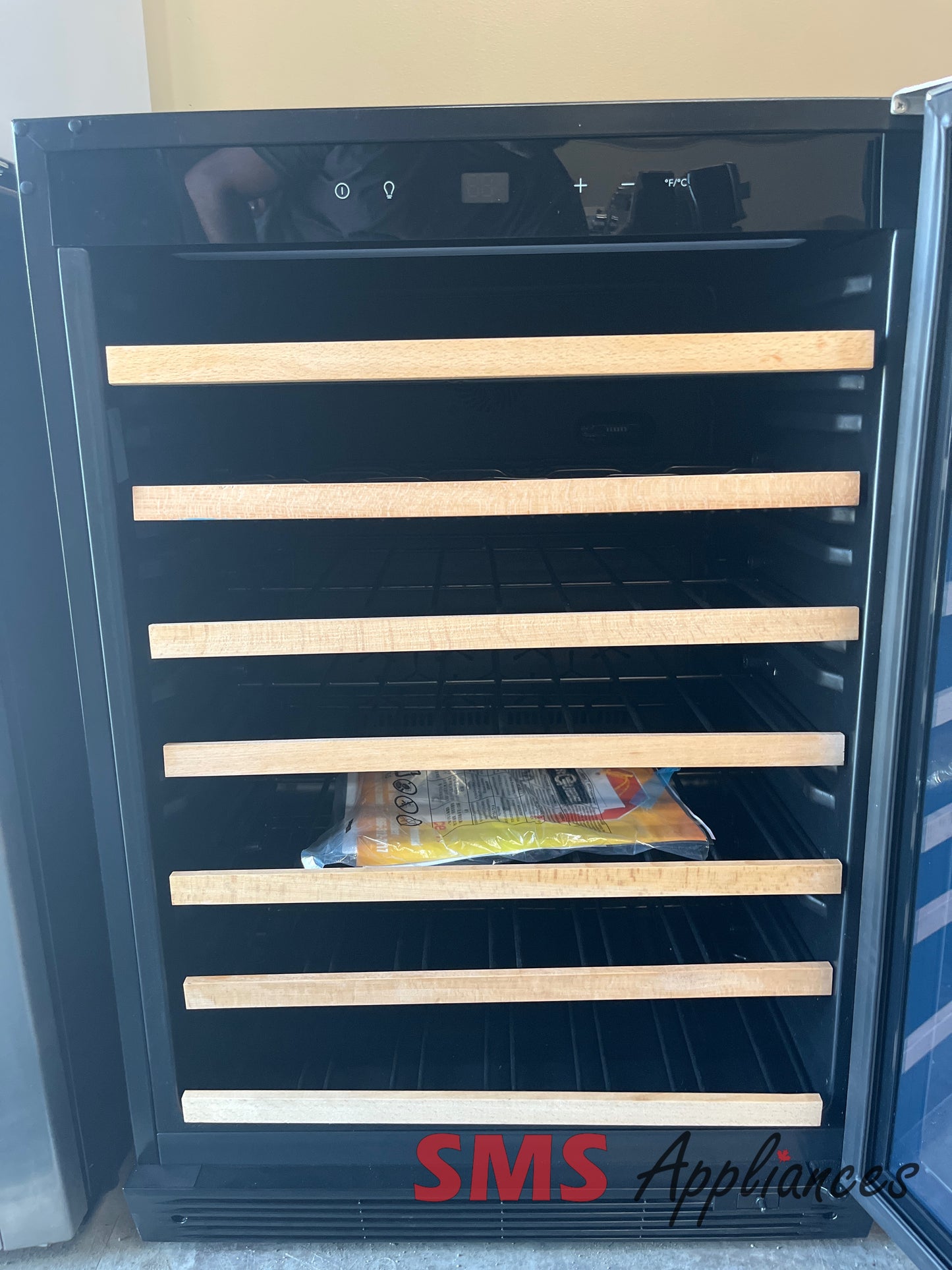 Open Box Fridges FGWC5233TS Frigidaire - Image 2