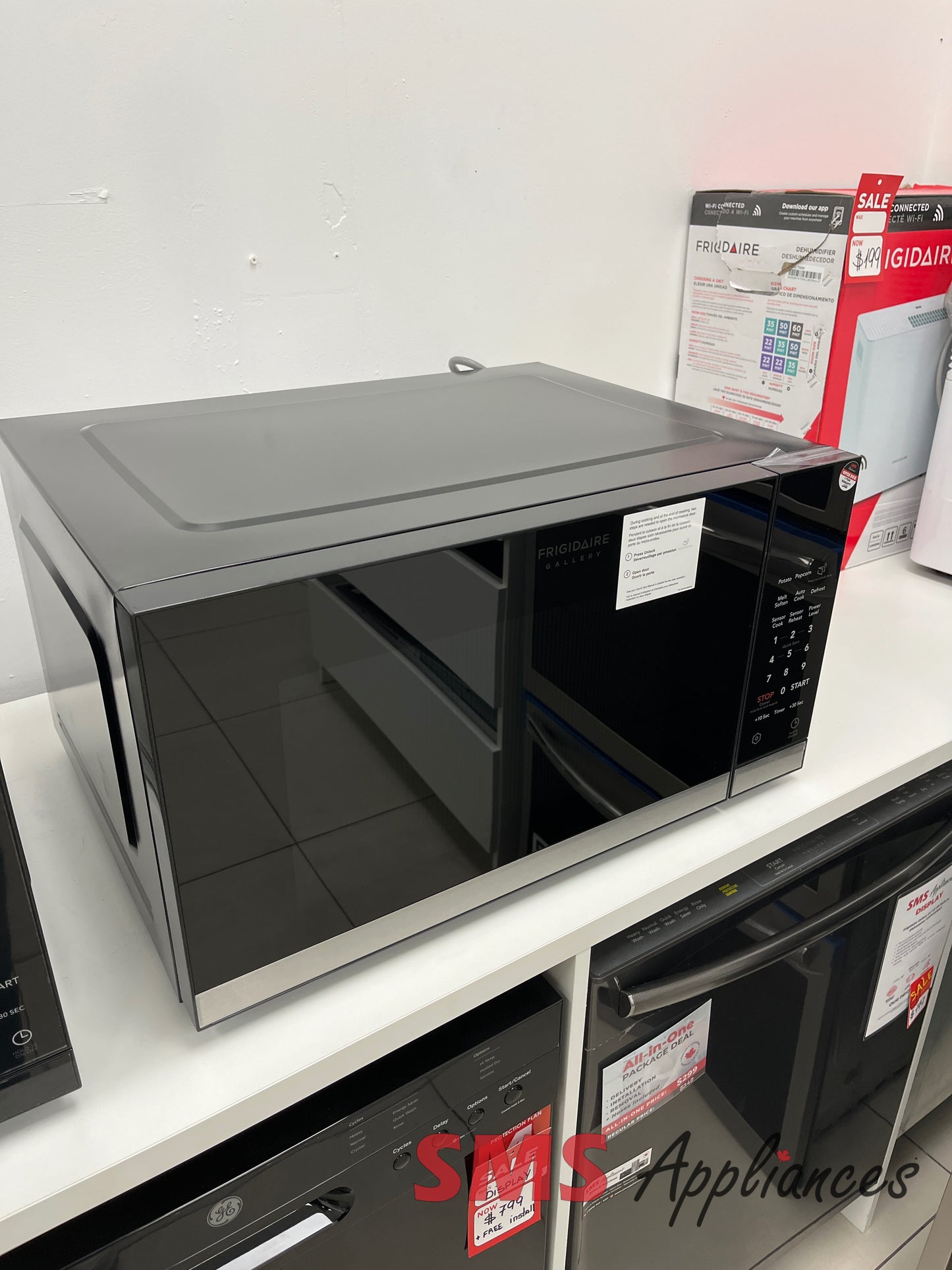 Open Box Microwaves GMBS3068BFA Frigidaire - Image 5