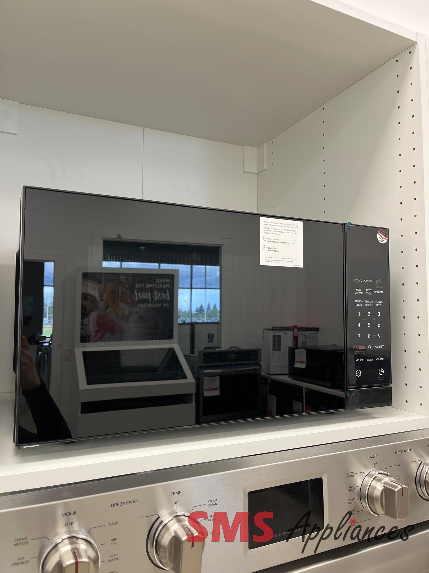 Open Box Microwaves PMBS3080BFA Frigidaire - Image 4