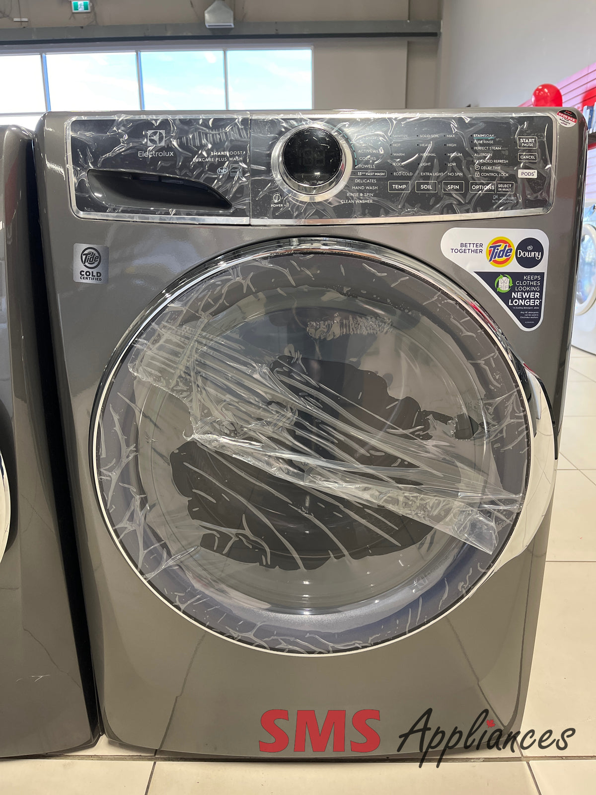 Open Box Electrolux ELFW7637AT washer close-up - SMS Appliances
