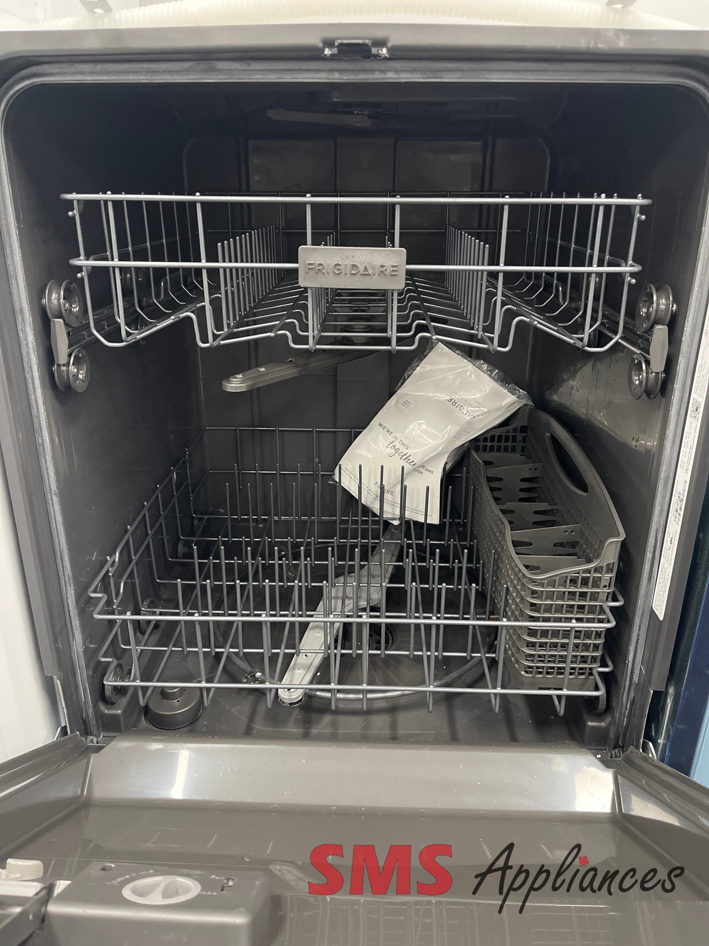 Open Box Dishwashers FDPC4314AW Frigidaire - Image 2