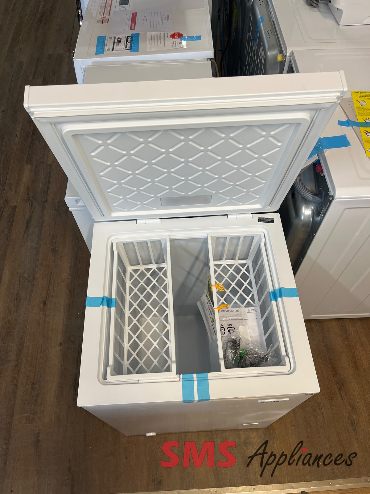 Open Box Freezers FFCS0562AW Frigidaire - Image 2