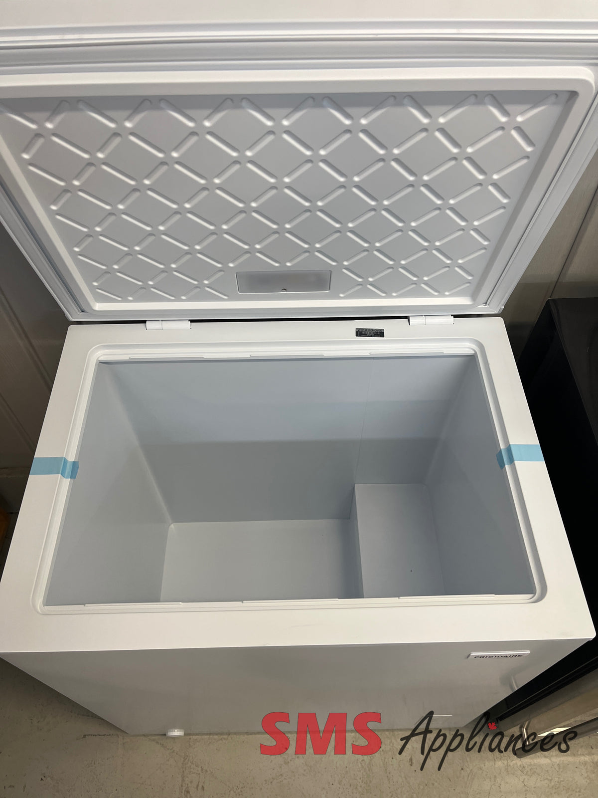 Open Box Freezers FFCS0762AW Frigidaire - Image 2