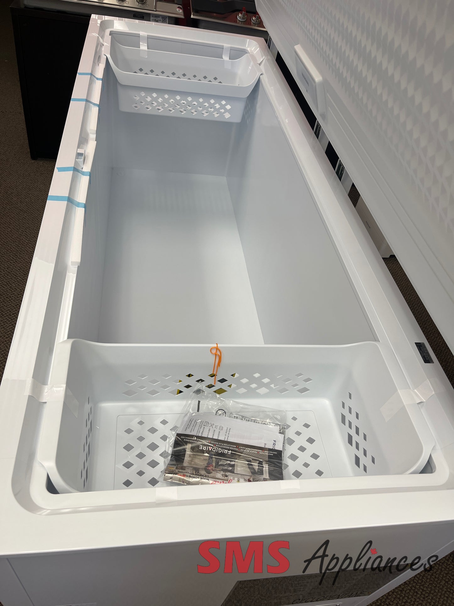 Open Box Freezers FFLC2542AW Frigidaire - Image 2