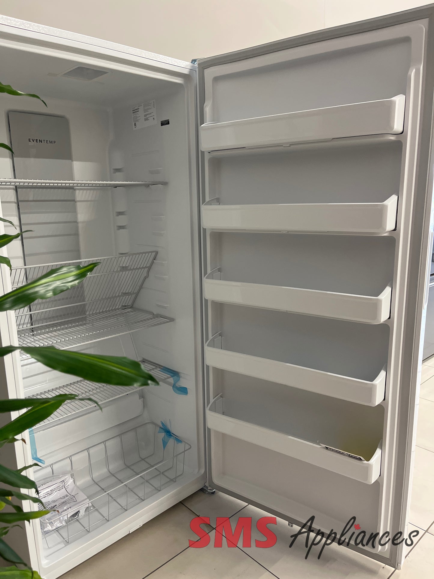 Open Box Freezers FFUE2022AW Frigidaire - Image 3