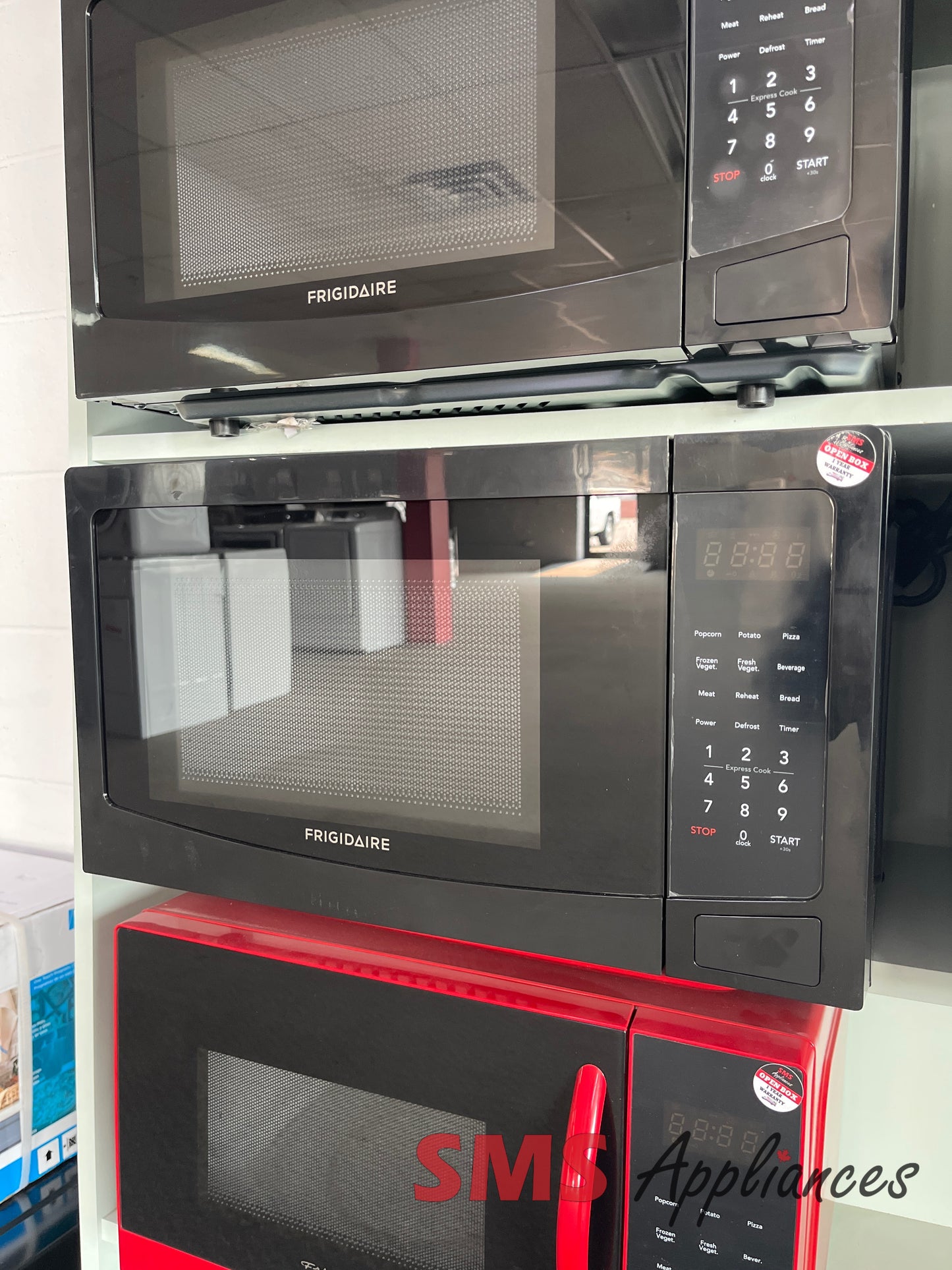 Open Box Microwaves EME1132 BLACK Frigidaire - Image 1
