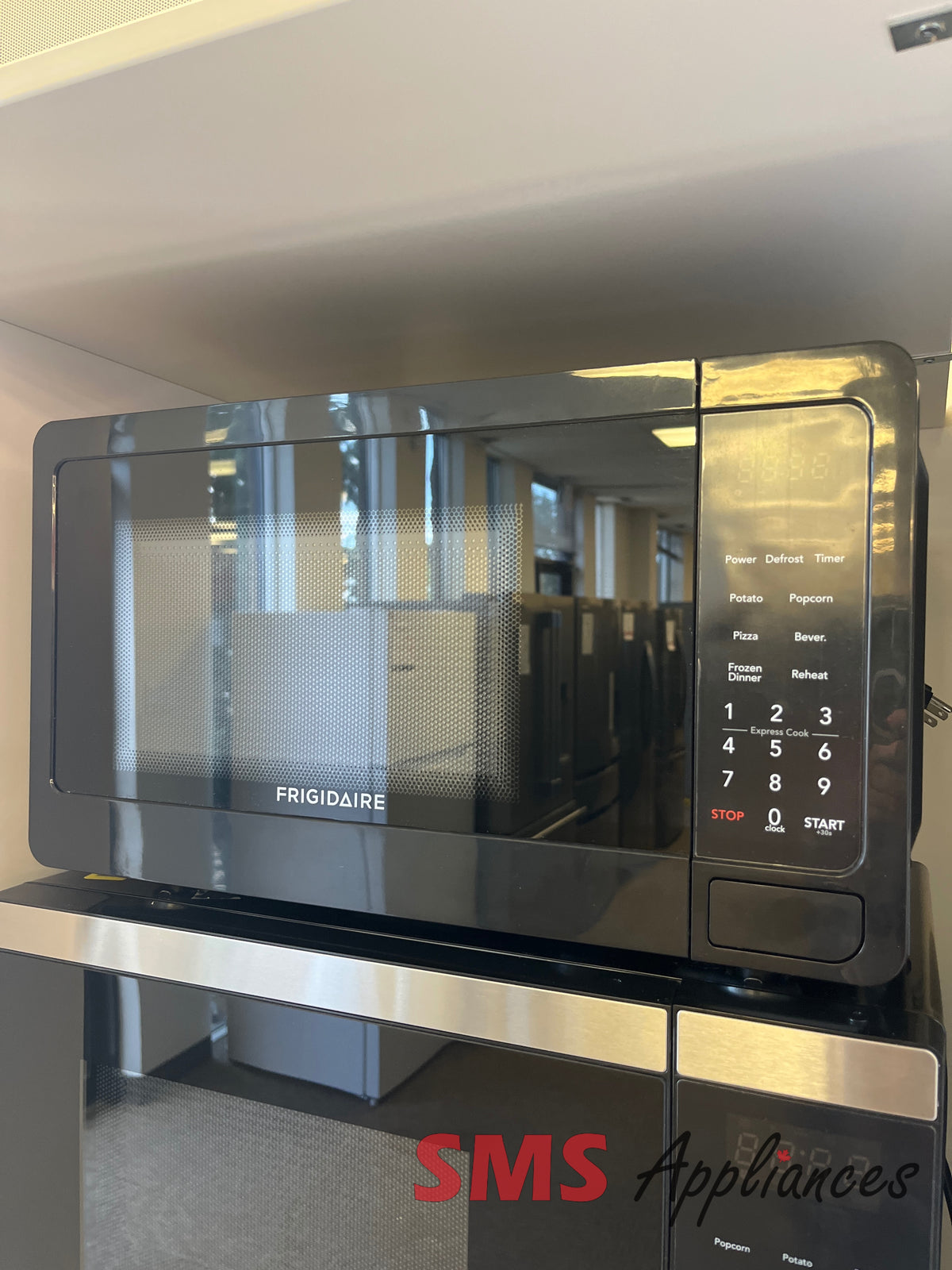 Open Box Microwaves EMW733 BLACK Frigidaire - Image 1