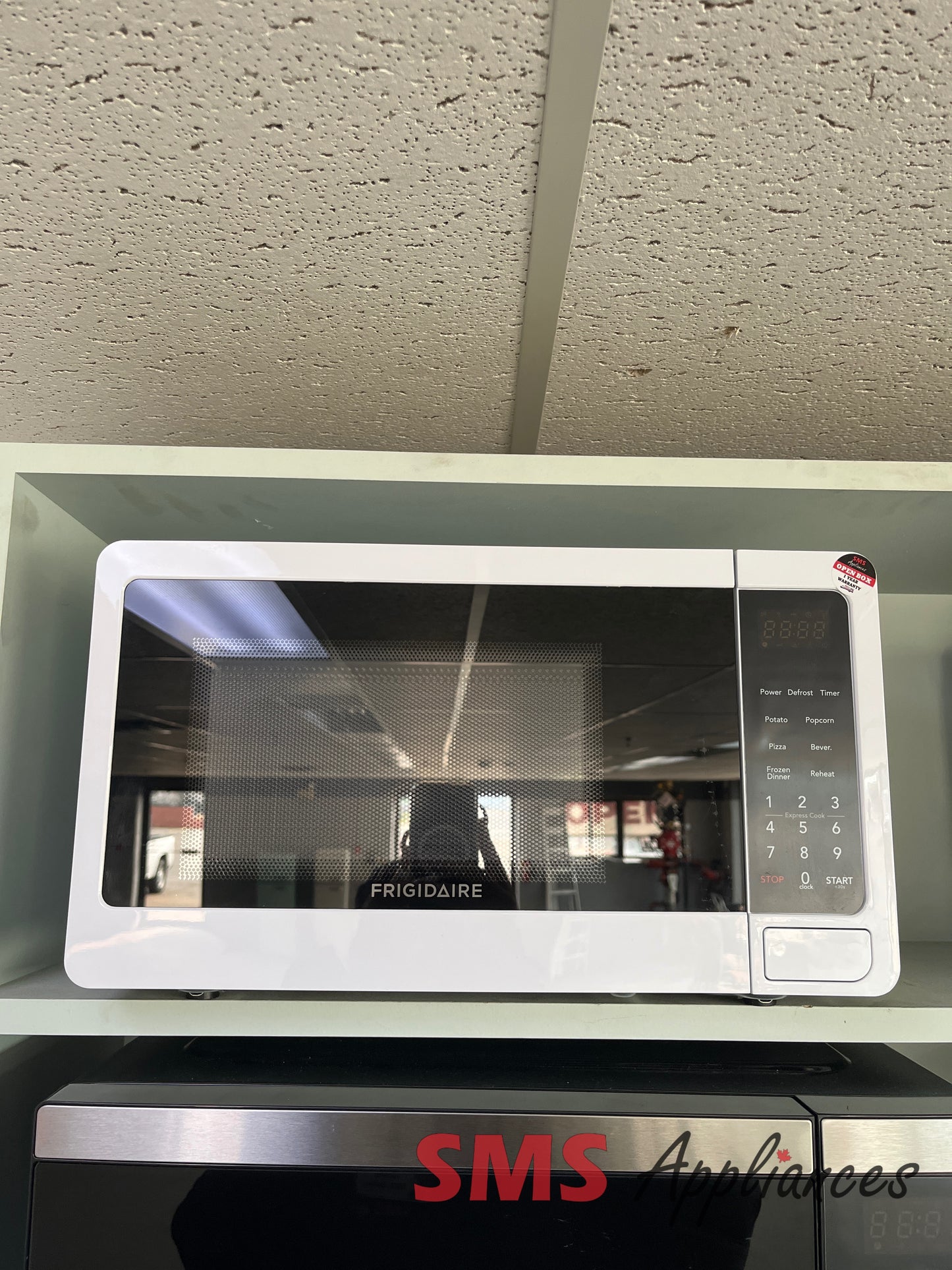 Open Box Microwaves EMW733 WHITE Frigidaire - Image 1