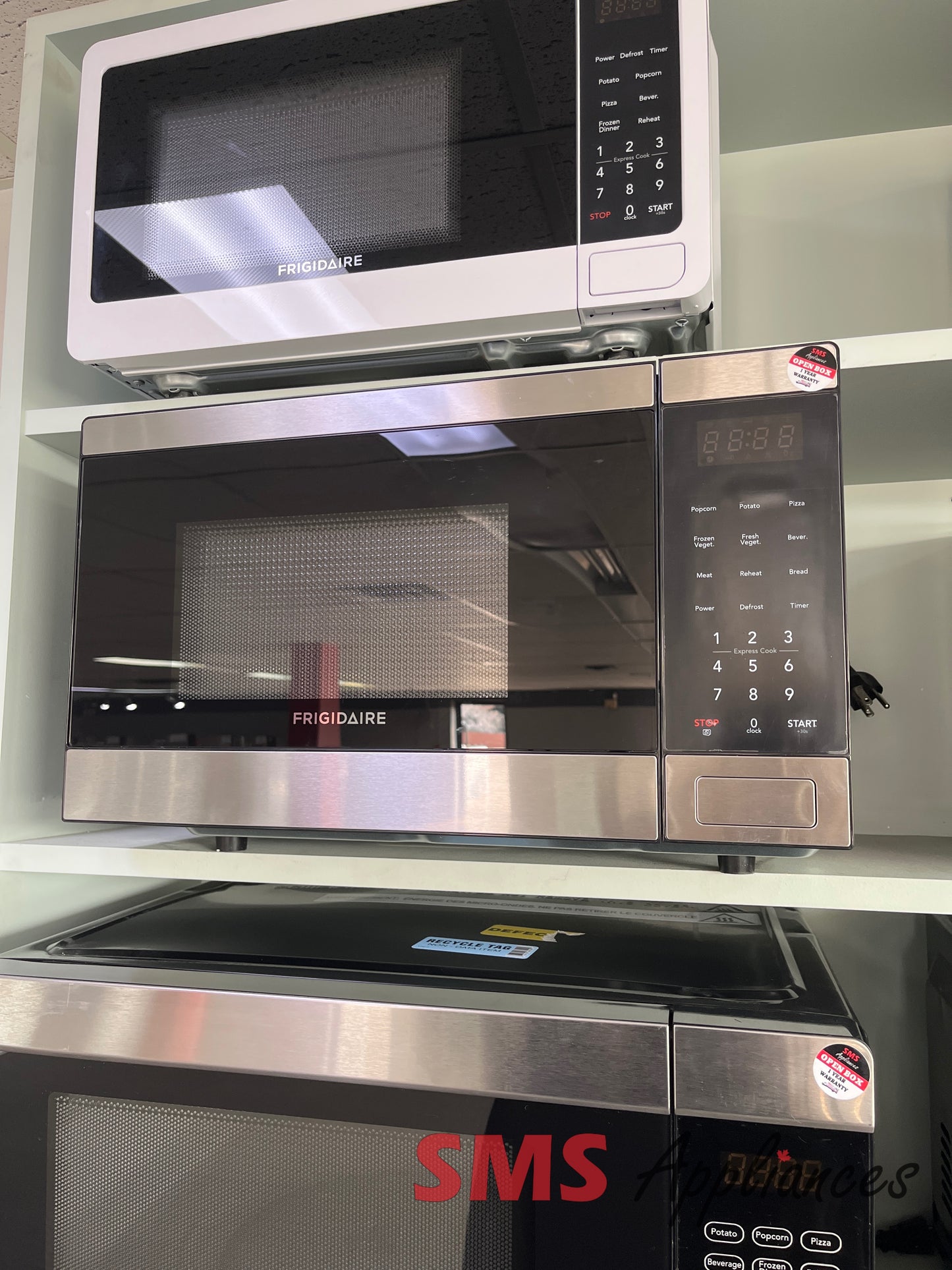 Open Box Microwaves EMW959 C Frigidaire - Image 1