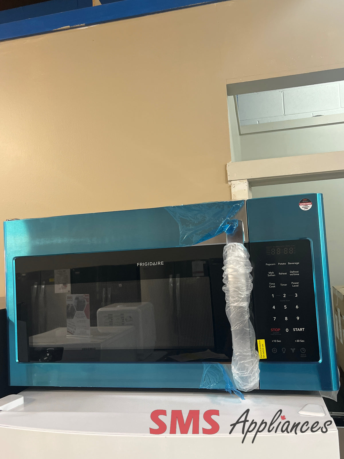Open Box Microwaves FMOS1846BSE Frigidaire - Image 1
