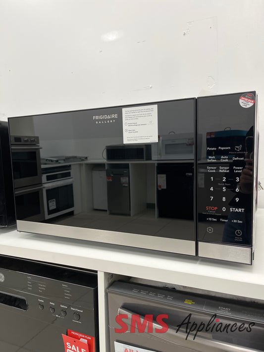 Open Box Microwaves GMBS3068BFA Frigidaire - Image 1