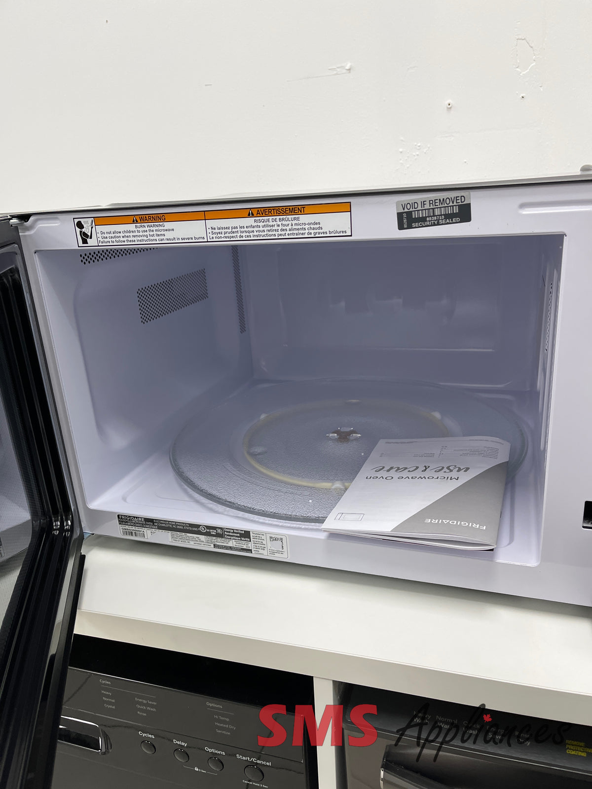 Open Box Microwaves GMBS3068BFA Frigidaire - Image 2