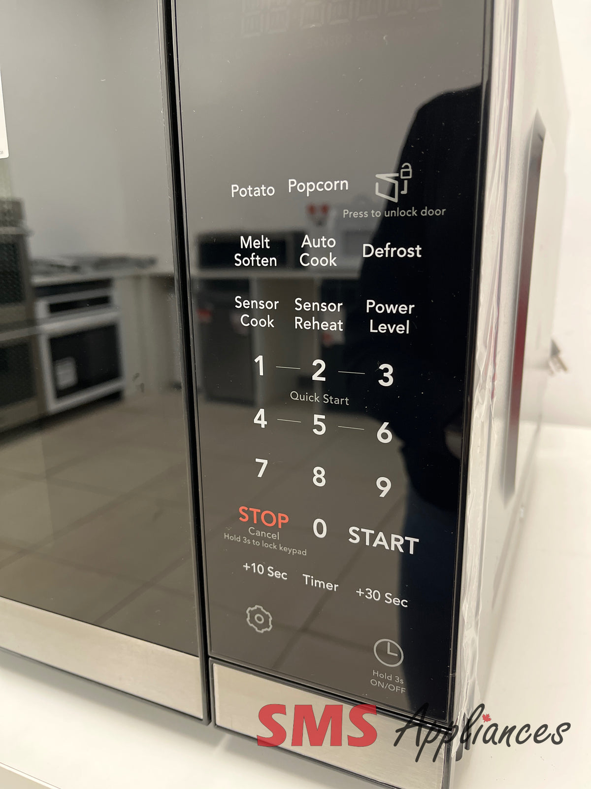 Open Box Microwaves GMBS3068BFA Frigidaire - Image 3