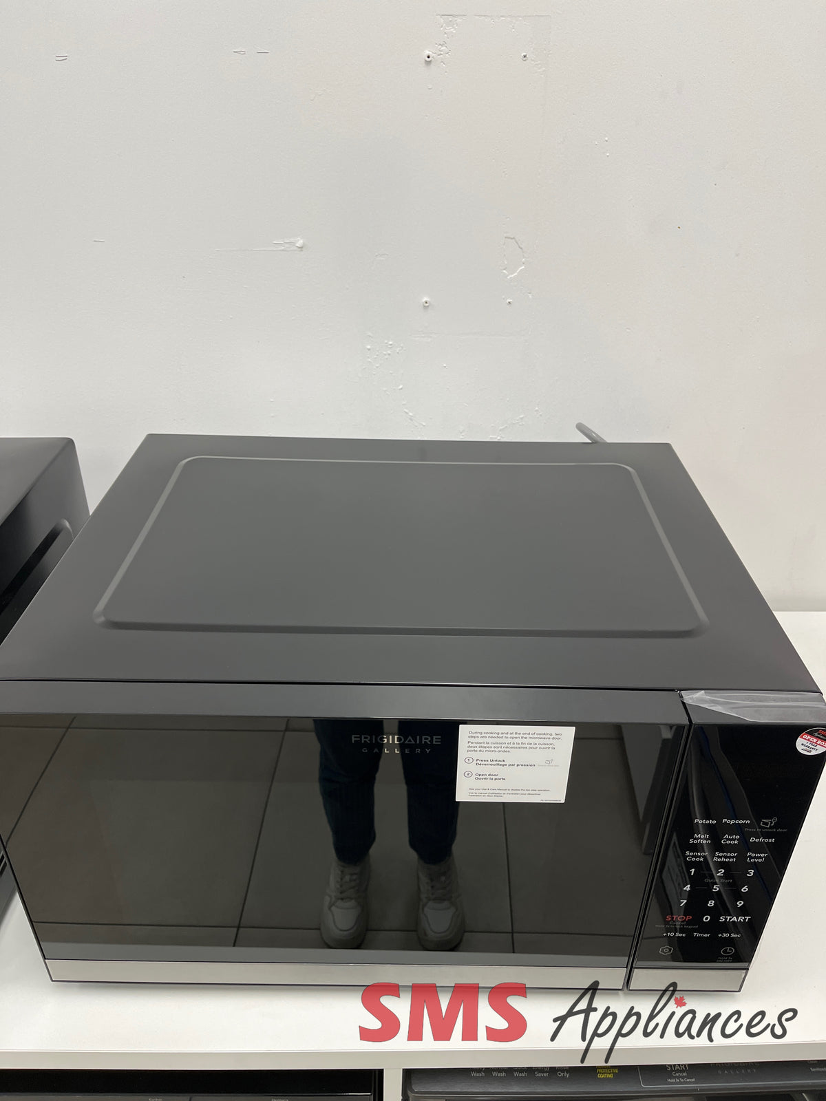Open Box Microwaves GMBS3068BFA Frigidaire - Image 4