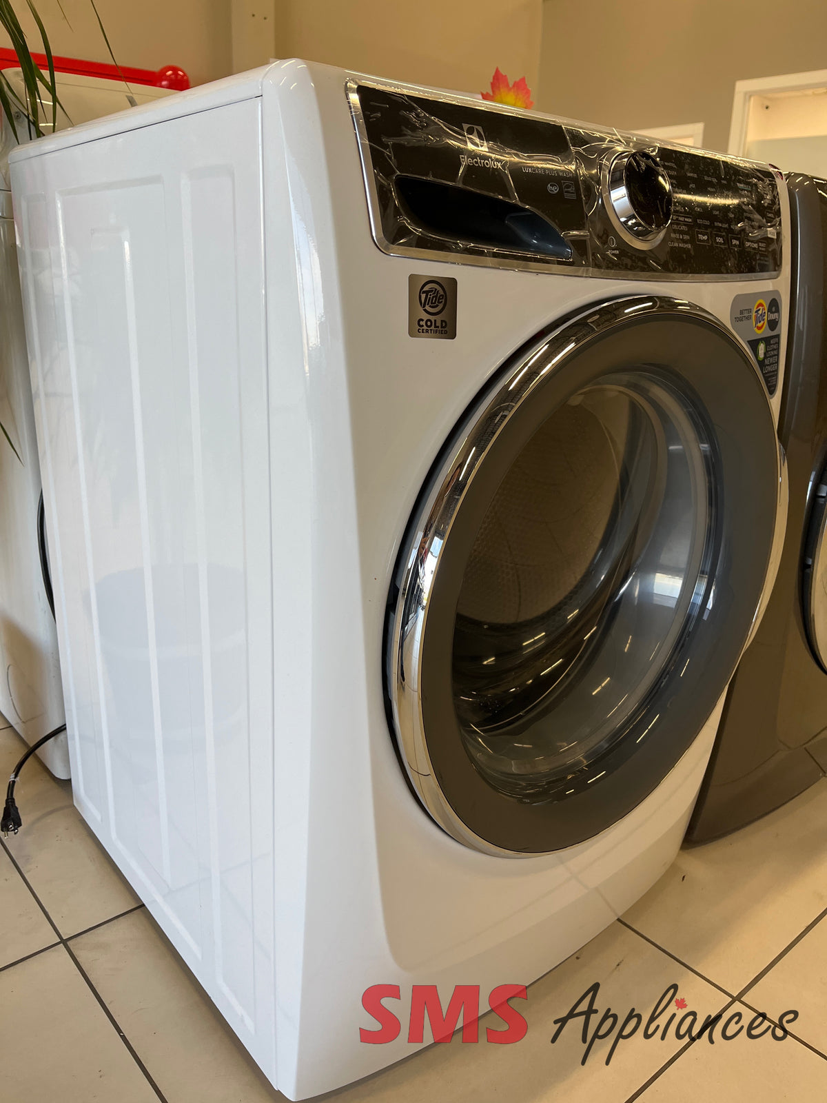 Open Box Electrolux ELFW7537AW washer close-up - SMS Appliances