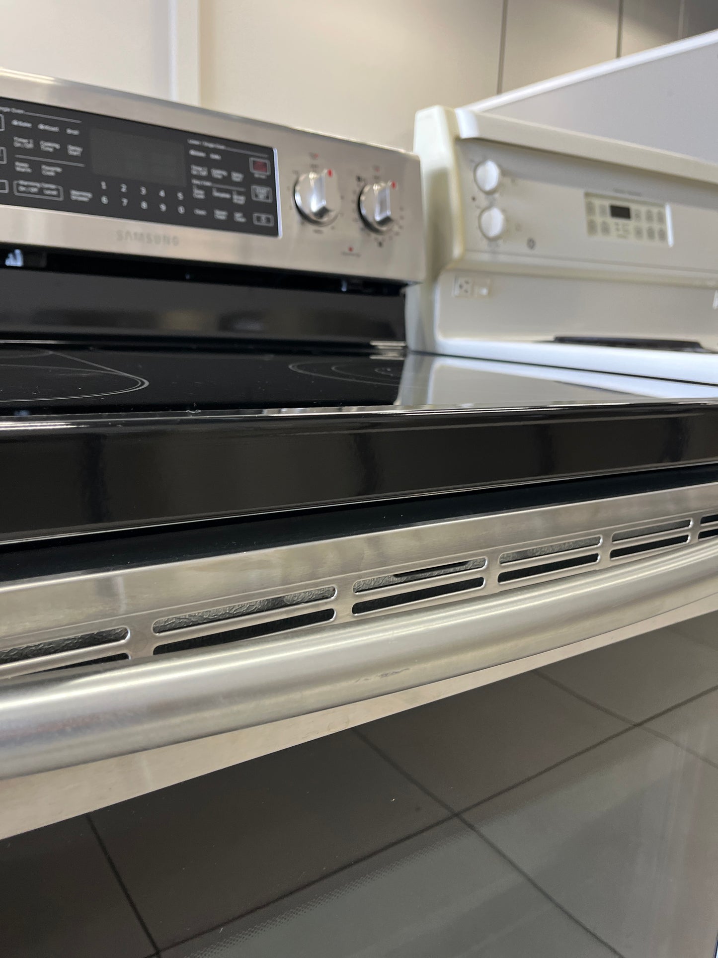 Refurbished – " Stove Samsung NE59J7750WS