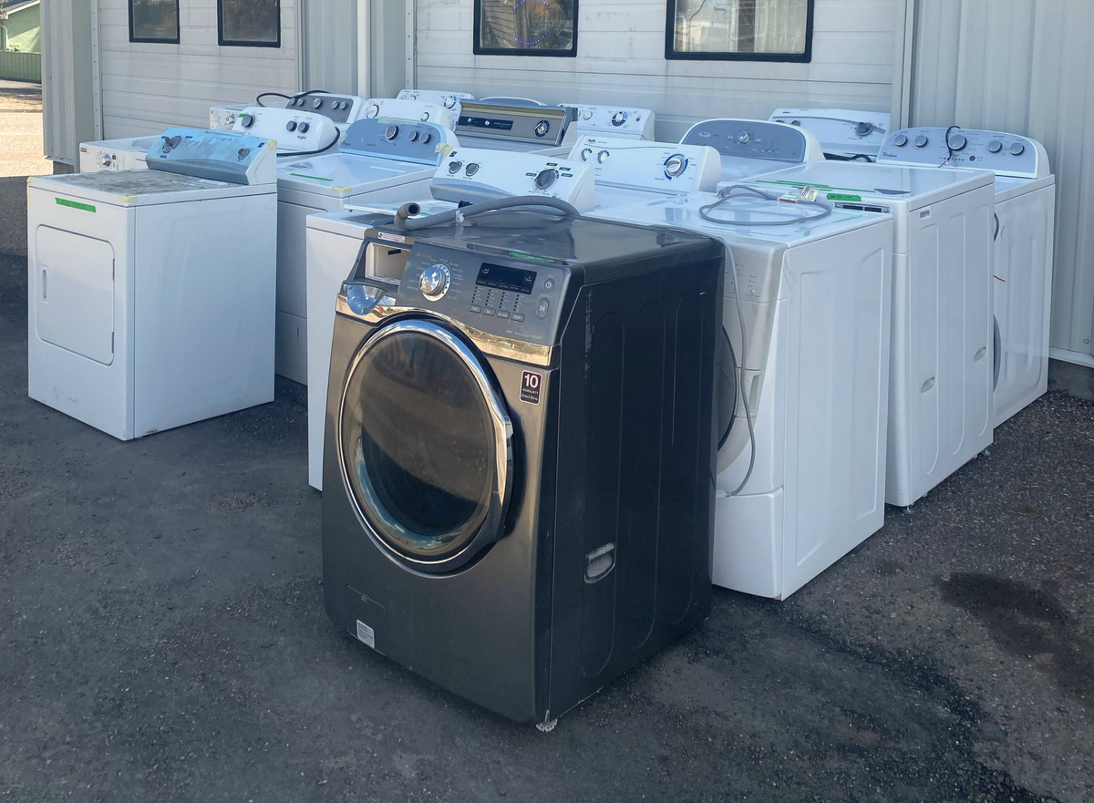 Reliable appliance removal services in Medicine Hat by SMS Appliances, offering safe and eco-friendly haul-away of old fridges, washers, dryers, and other household appliances.