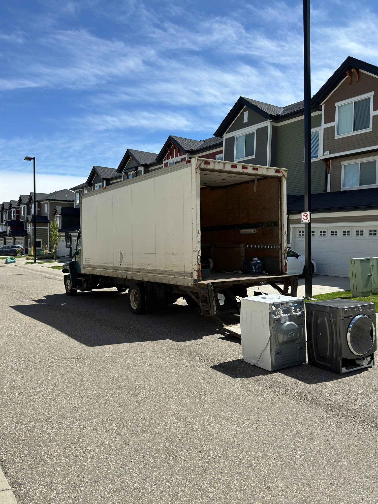 Dryer delivery services in Calgary South – expert appliance technicians from SMS Appliances offering fast and affordable delivery.