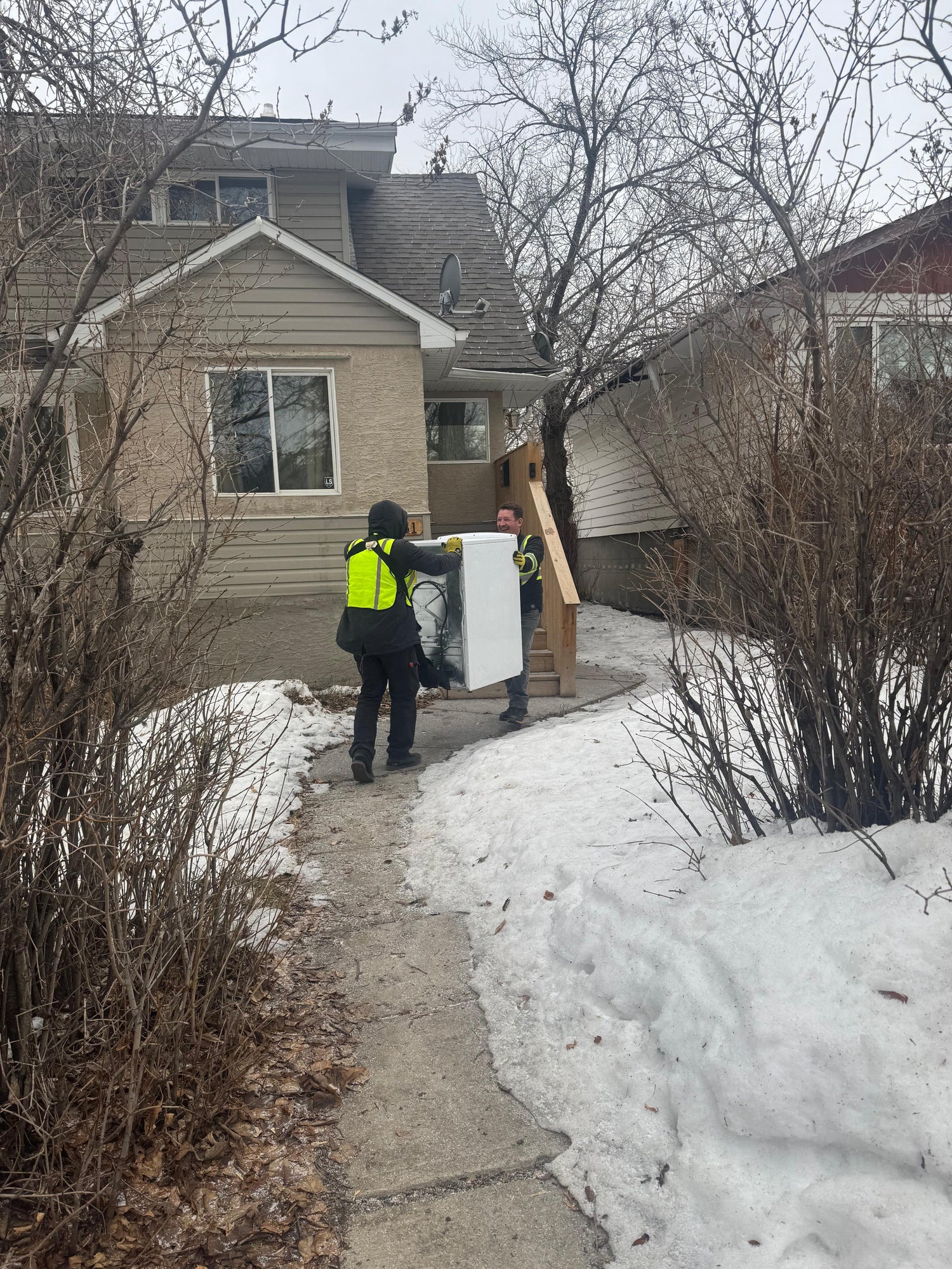 Dryer removal services in Calgary North – expert appliance technicians from SMS Appliances offering fast and affordable removal.