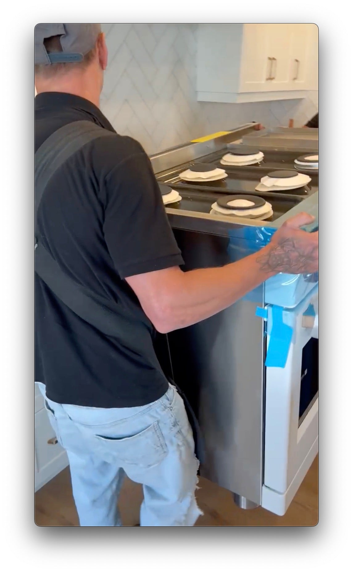 Oven delivery services in Calgary South – expert appliance technicians from SMS Appliances offering fast and affordable delivery.