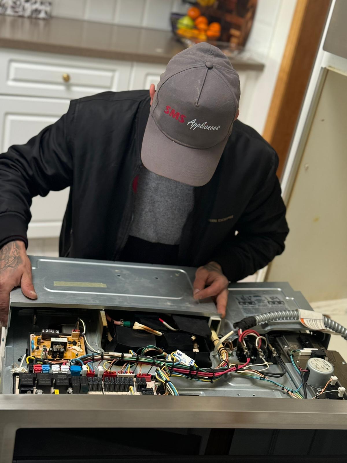 Oven maintenance services in Calgary South – expert appliance technicians from SMS Appliances offering fast and affordable maintenance.