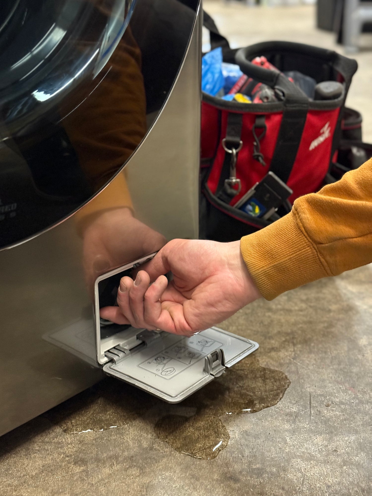 Washer maintenance services in Calgary South – certified appliance technicians from SMS Appliances providing fast and affordable maintenance .