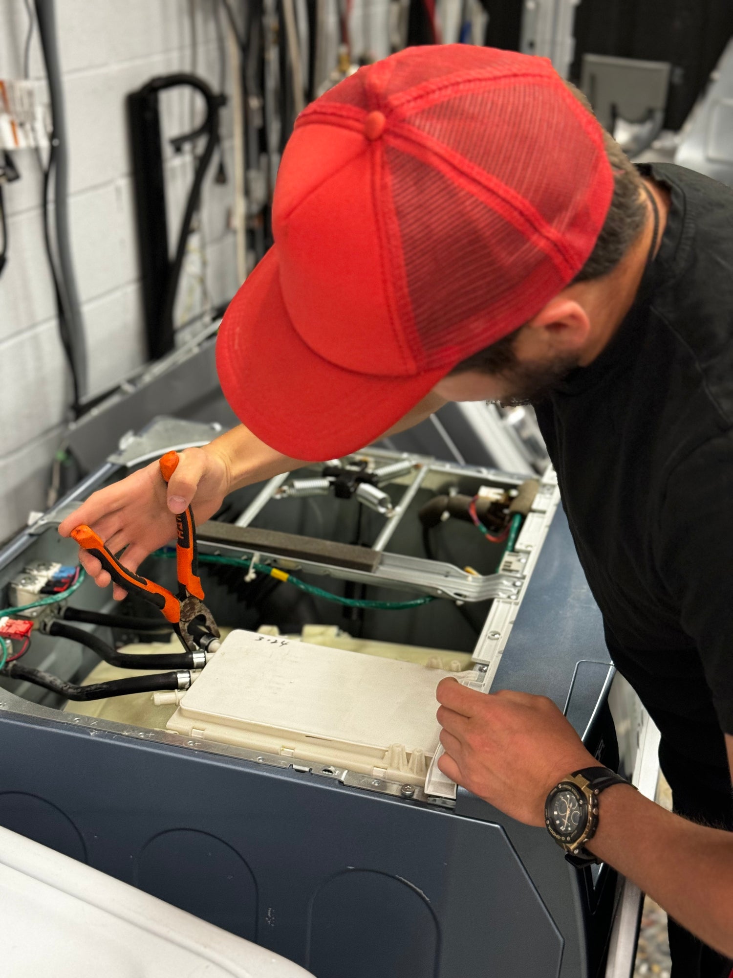 Washer repair services in Calgary South – certified appliance technicians from SMS Appliances providing fast and affordable repairs.